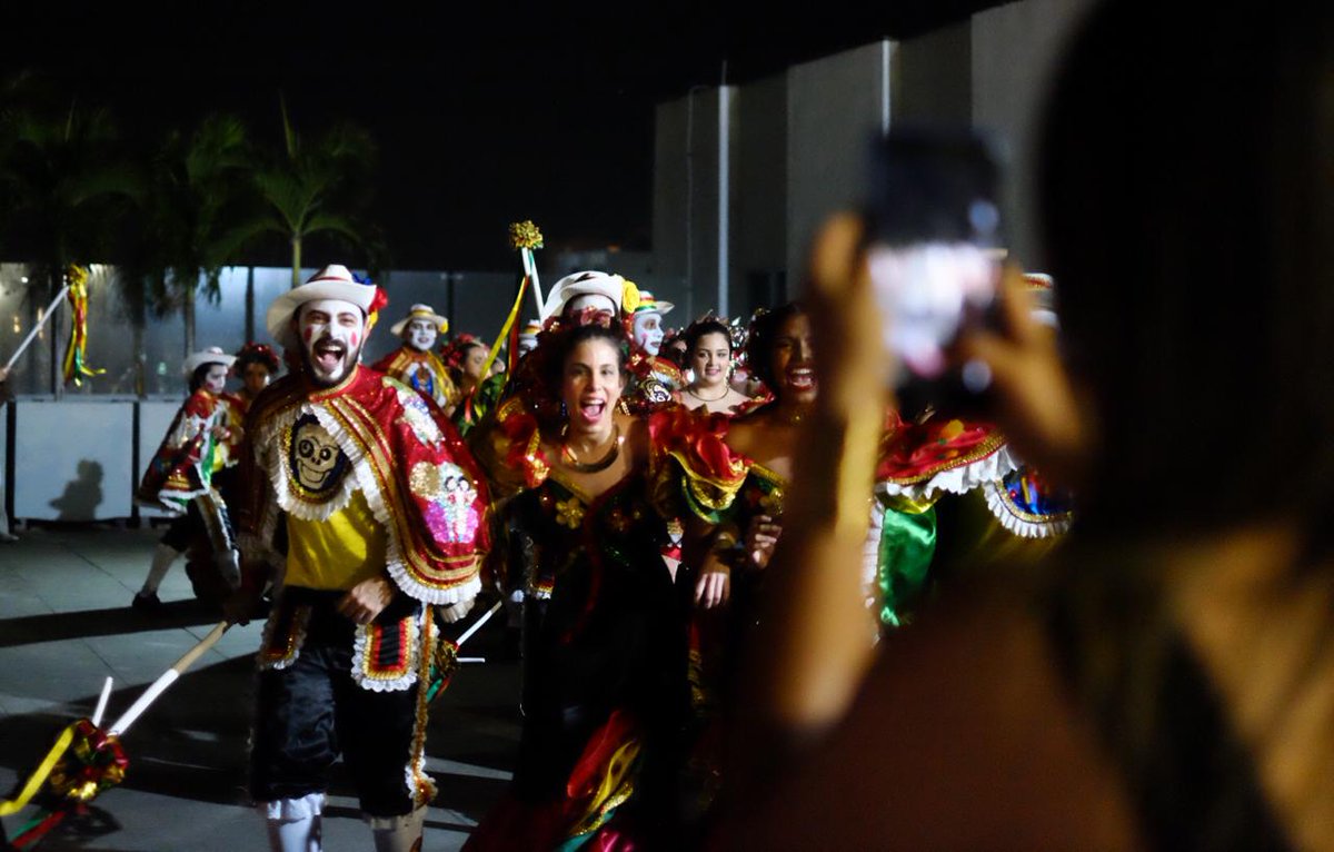 MariaTeresabaq's tweet photo. ¡Una noche maravillosa con el @cipotegarabato! Como siempre, brindando un espectáculo de lujo. Gracias por su energía y por engrandecer la fiesta. Y gracias también al @movichhotels por apoyar las tradiciones de nuestro Carnaval ❤️💛💚 https://t.co/yrmWUPlSZ0
