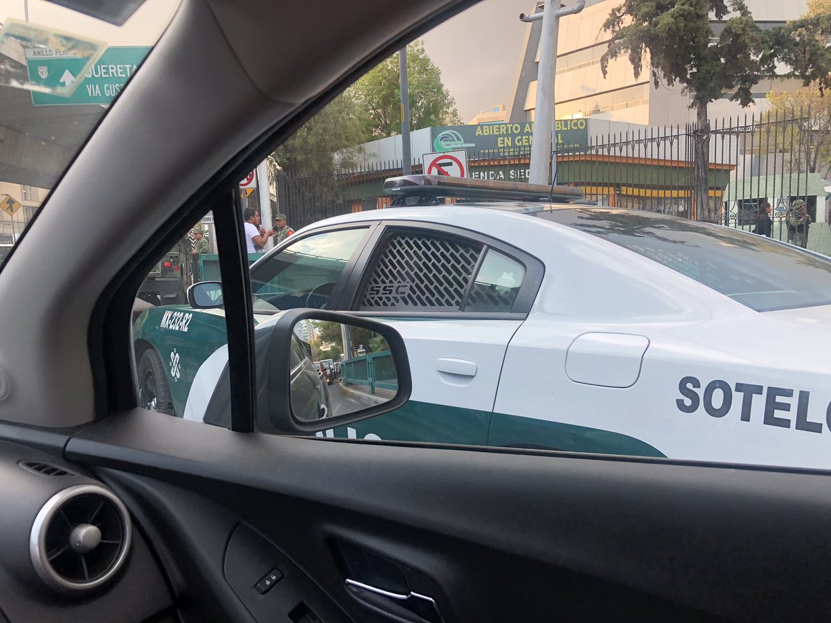 Caos vial en el cruce de ejército nacional con periférico por una patrulla estacionada bloqueando el carril derecho. Así las autoridades <a href="/GobCDMX/">Gobierno de la Ciudad de México</a> <a href="/AlcaldiaMHmx/">Alcaldía Miguel Hidalgo</a>
