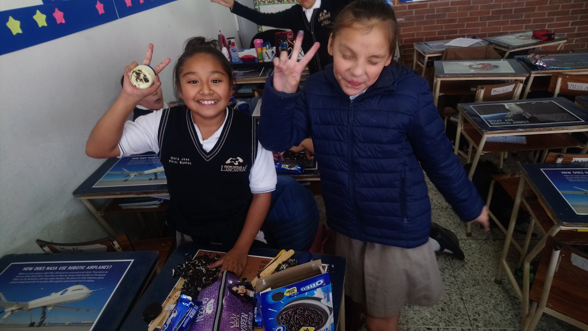MissAle04697040's tweet photo. Having fun with friends!!! Valentine's day in 5th grade!!! @primlancaster #go5thgraders #mighty5thgrade #Capitolare https://t.co/JMQXgCh3DM