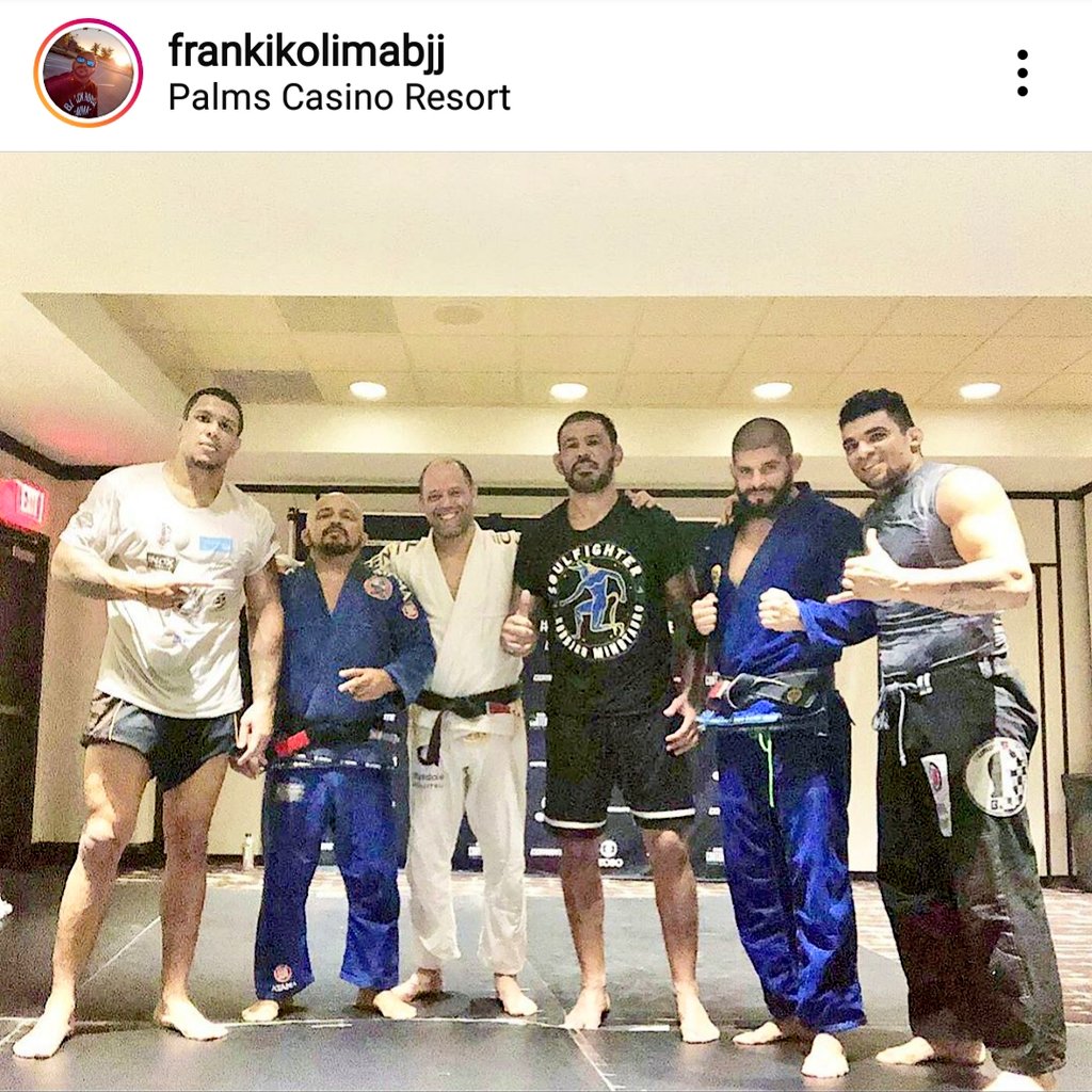 #Têbêtê treinim de #bjj em Las Vegas, 2018.
Oss!
👊👊👊
<a href="/Minotauromma/">Rodrigo Nogueira</a> <a href="/RonnyMarkes/">Ronny Markes</a>
<a href="/GabrielChecco/">Gabriel Checco</a> <a href="/LuisKLBMMA/">Luis Henrique lion heart</a>
<a href="/Frankikojj/">FrankikoBJJ</a>
*O #RhoodesLima correu! 🤣