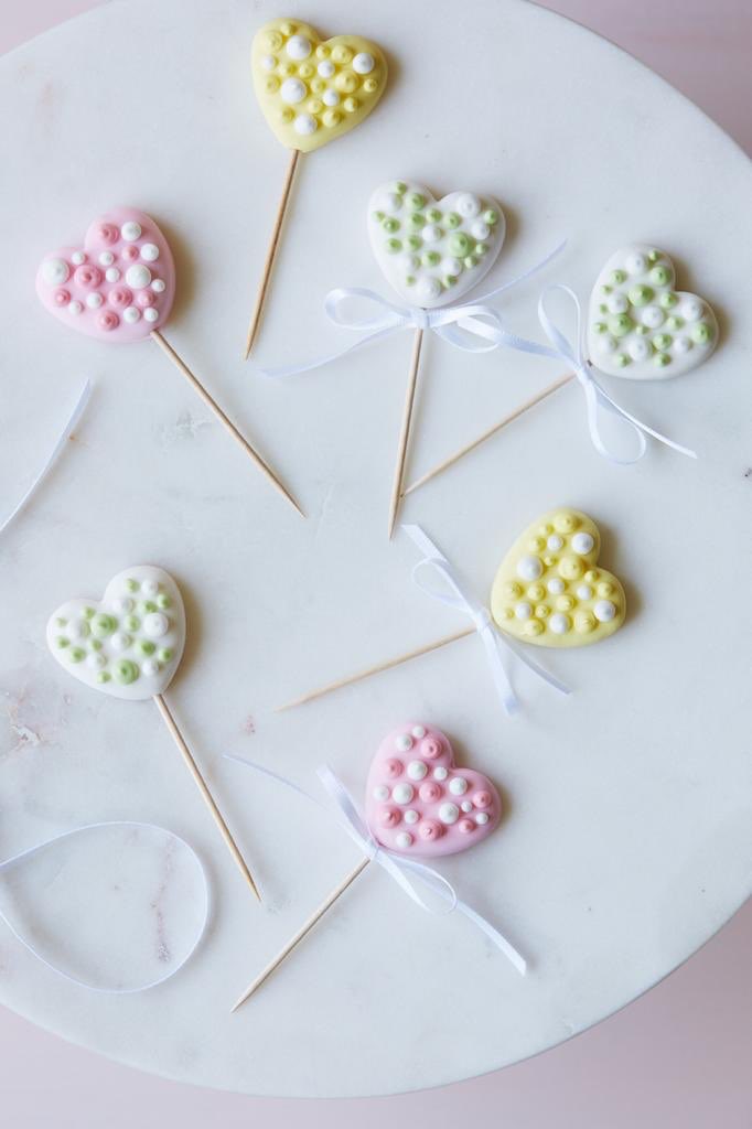 Little #everydaybakes can speak volumes too. Doesn’t need to be a showstopper to win a heart 💓 or to say you care - these can be found in @MichTurnerLVCC new book available to preorder now #valentinesday #ValentinesDay2020