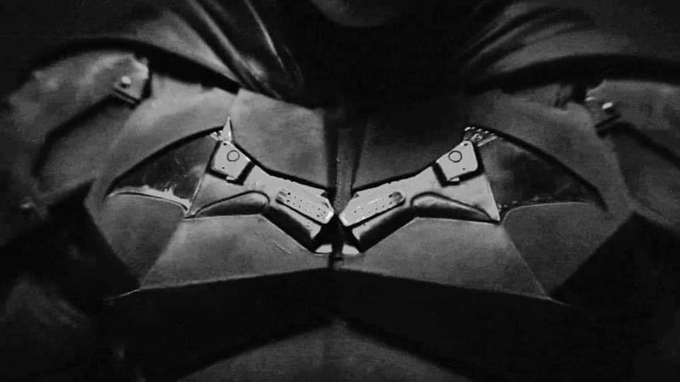 | Así que aparentemente el Bat-Symbol va a estar hecho con partes del arma que mató a los Wayne.

DIOS, QUE ICÓNICO.