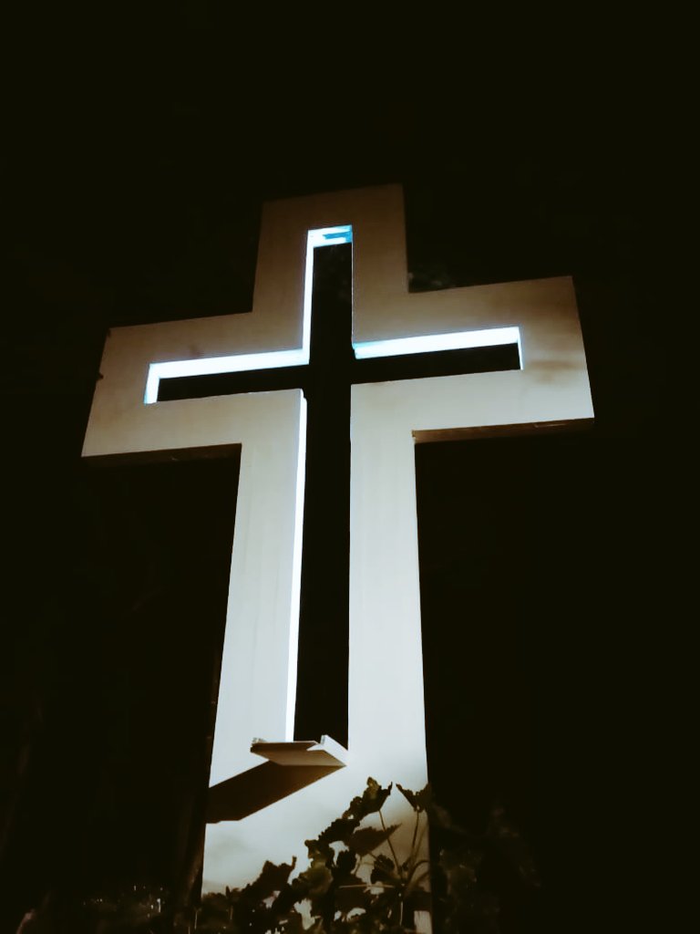 Camino al sesquicentenario ¡Amoité Cerro Corápe! La doble cruz hecha en  honor al Mariscal Francisco Solano López y su hijo Panchito López, en toda  su majestuosidad. Se puede observar el detalle de