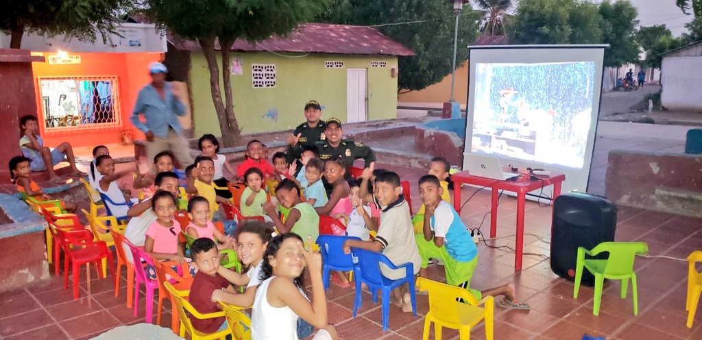 PoliciaBolivar's tweet photo. Con la llegada de la noche, aparecen las sonrisas de cientos de niños en #CordobaTeton. Llevamos cine al parque, para construir de esta manera buenas prácticas de convivencia ciudadana. #SomosUnoSomosTodos https://t.co/WFsnQQJLTB