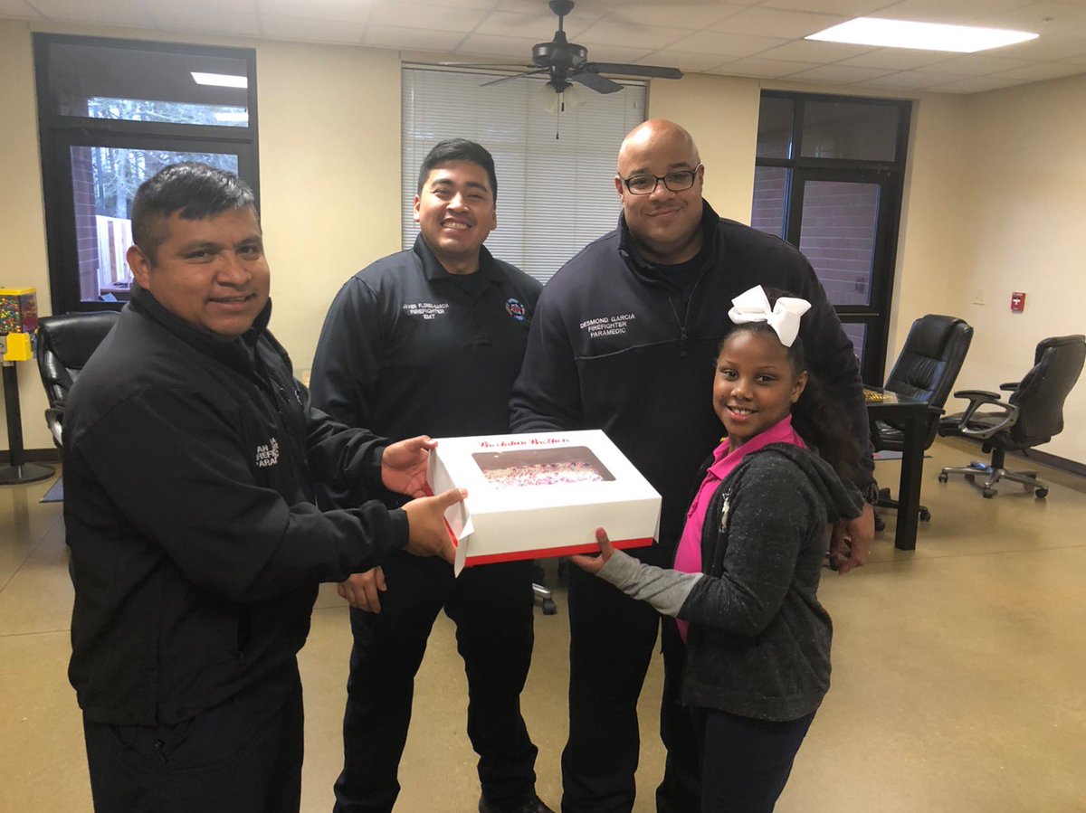2ndGraderStars's tweet photo. Showing some ❤️ to our law enforcement, fire department, and nurses this Valentine’s Day! Thank you #BrookeshireBrothers for donating cakes for our second graders to decorate and then give back to our community! #DunbarTigerPride #LufkinLearns https://t.co/vQjL7UCFri