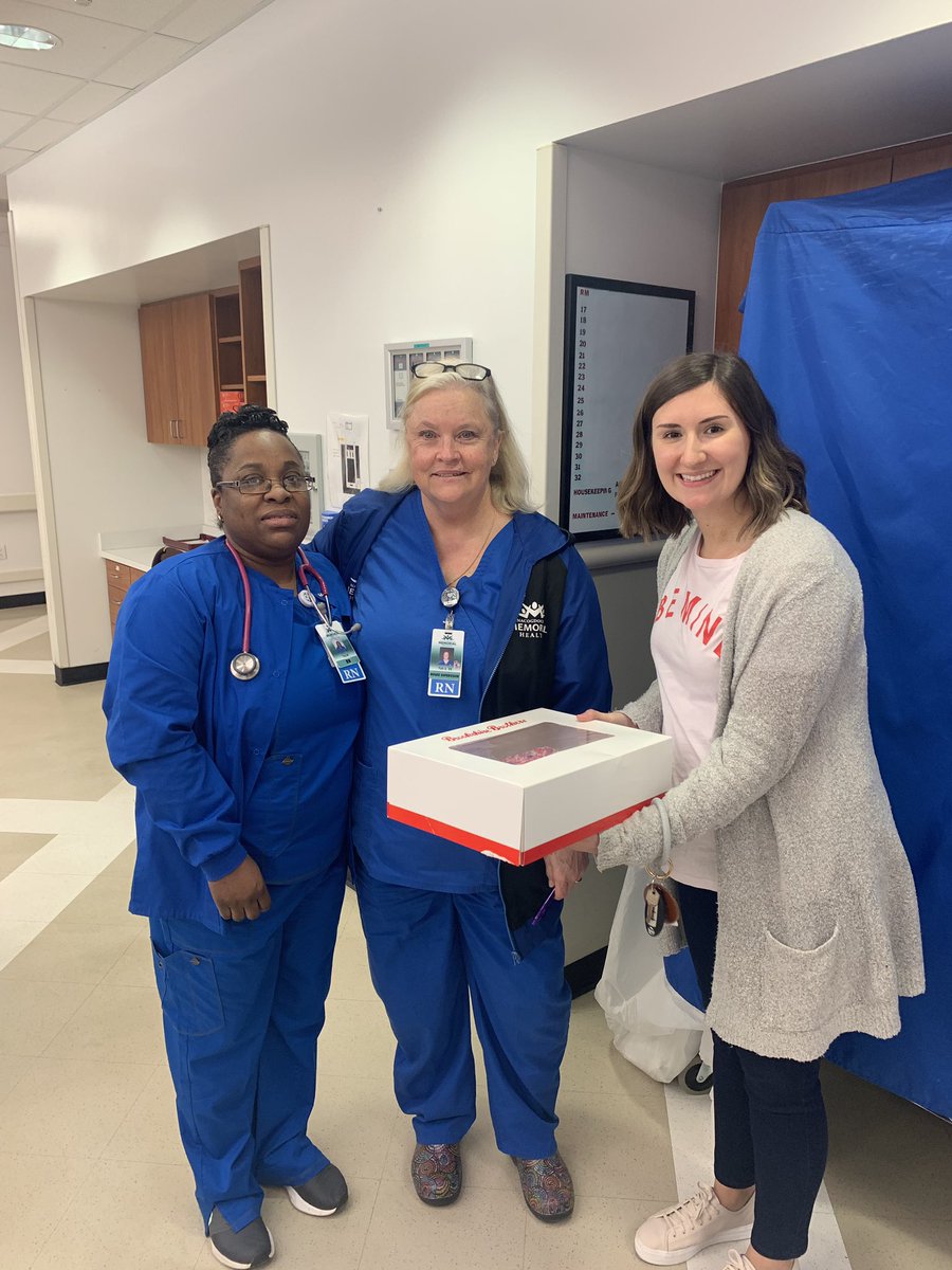 2ndGraderStars's tweet photo. Showing some ❤️ to our law enforcement, fire department, and nurses this Valentine’s Day! Thank you #BrookeshireBrothers for donating cakes for our second graders to decorate and then give back to our community! #DunbarTigerPride #LufkinLearns https://t.co/vQjL7UCFri