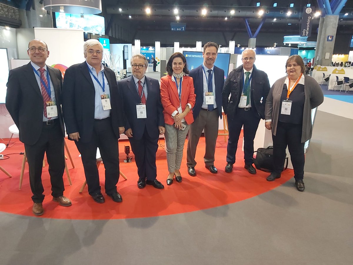DatLightLifi's tweet photo. De izq a dcha: Rafa Tirado @IDEAJunta, Adrián Westendorp, Antonio Diaz Criado #DATLIGHT Covadonga Fdez Nebreda #DATLIGHT, Gonzalo Lamas Gerente @IDEAJunta , Juan Carlos Cortés Rengel Vicepresidente @railwayinnohub, Beatriz López #DATLIGHT en #Transfiere2020 @Fycma https://t.co/ybeETC8IYn