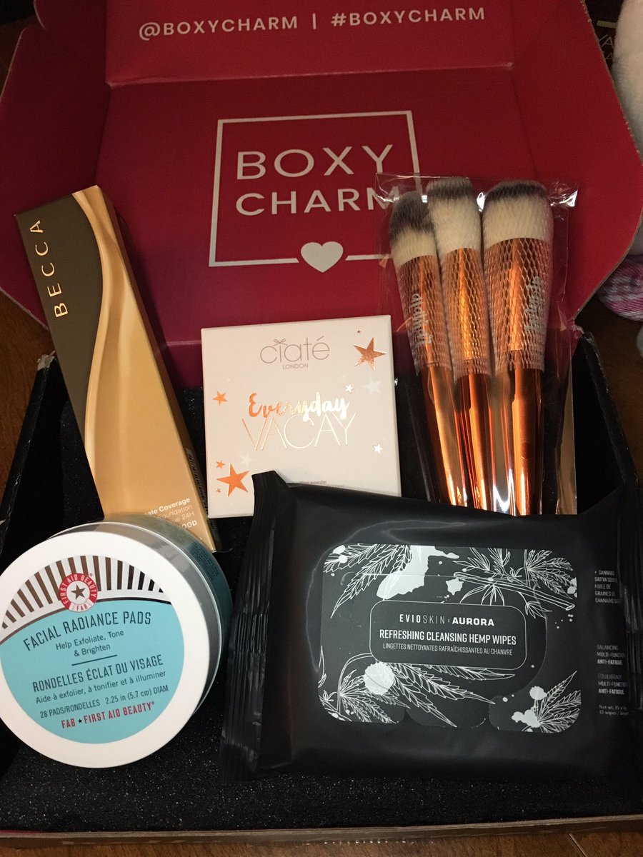 AliceRamirez5's tweet image. My @boxycharm @BaddiesBoxy very cool to receive today basebox can’t wait to use all.. #boxyadore #boxycharm #boxybaddies v 48 $128 ❤️💋😘