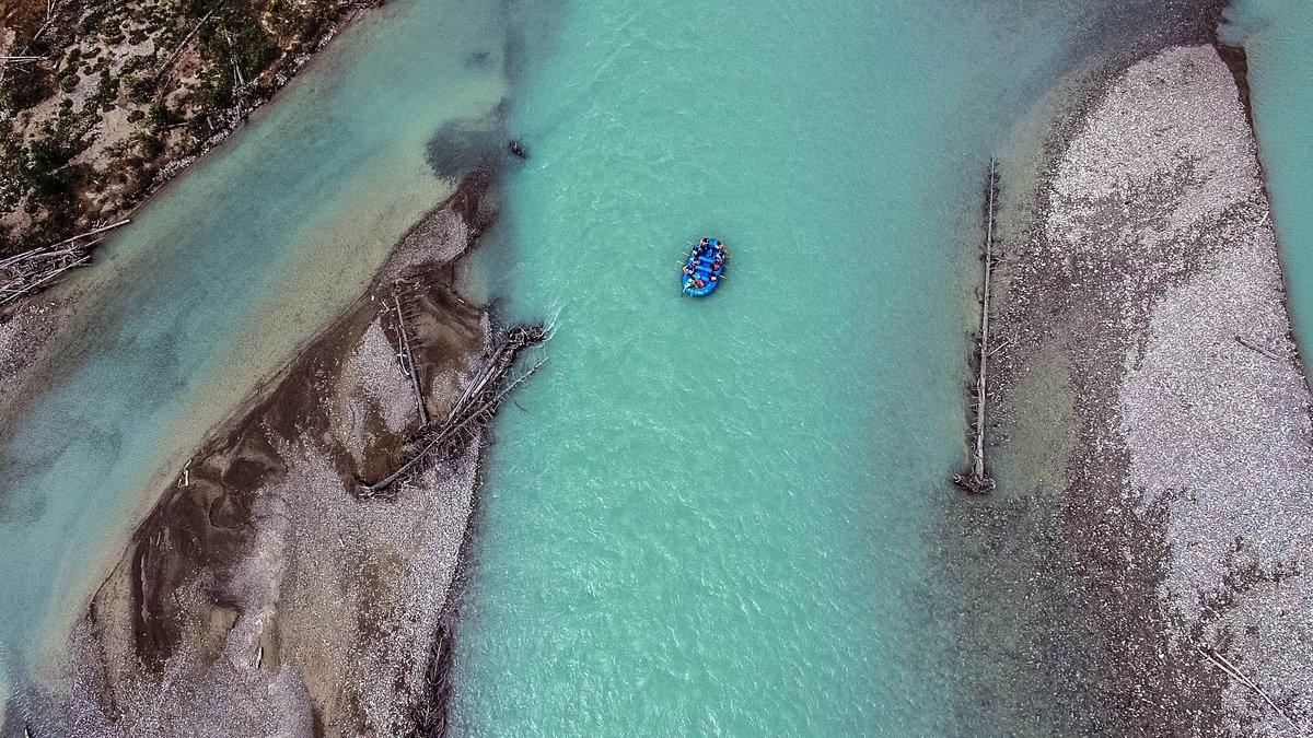 HydraRiverGuide's tweet image. Throwing it back to those beautiful blue waters of 2019. Little adventurers needn't miss out with The Mild trip, taking you down the gentler areas of the Kicking Horse River. bit.ly/2Q0OyVX