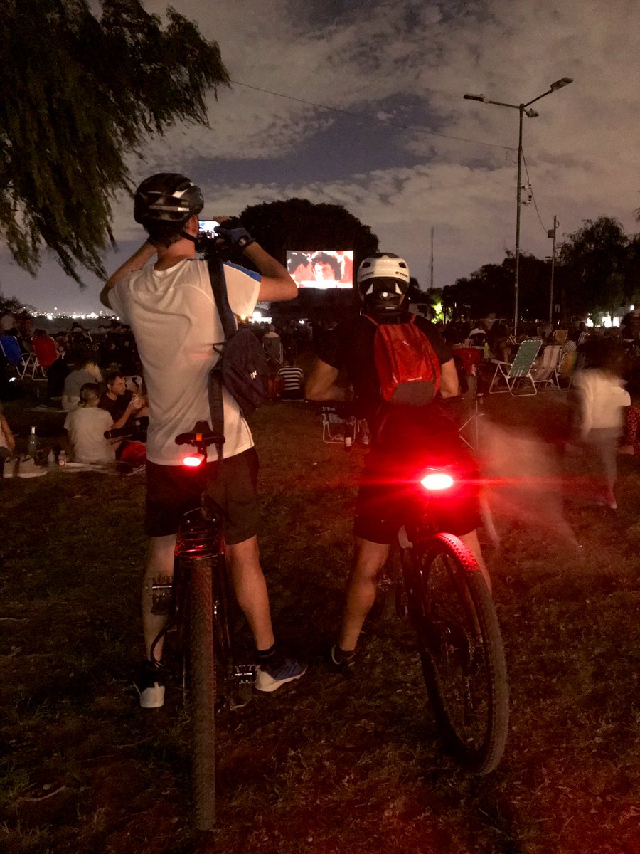 Cultura_SI's tweet photo. ¡Y así cerramos el Día 1 de Bicicine 2020! Gracias por acompañarnos. 🙌🏼
Mañana y pasado más cine al aire libre en Martínez. Toda la info: https://t.co/HA0SjAdgB6 🚲🎥 #HumorEnVerano #CulturaSI https://t.co/AOFwhfpCDo
