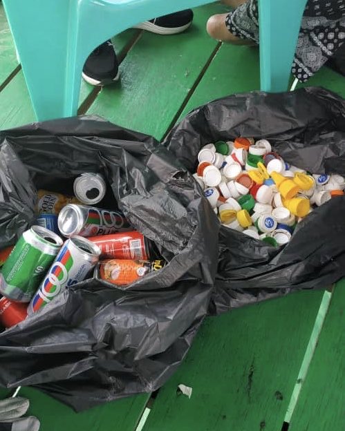 tan_sulin's tweet photo. Trash is a big problem in Semporna. Located in Tando Bulong Channel in between Mabul island and Semporna town, @NdDivers have set up a floating garbage collection trap.

Recyclable items are separated and the rest of the waste sent to Semporna town via boat to be discarded. https://t.co/Hcw0bt3ROW