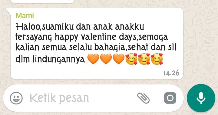 Ini akibat dari ibu ibu punya sosmed padahal kita semua dirumah dia dikamar kita di dapur tp ngucapin valday nya lewat WA 😅😅😅😅

#ibuibujamannow