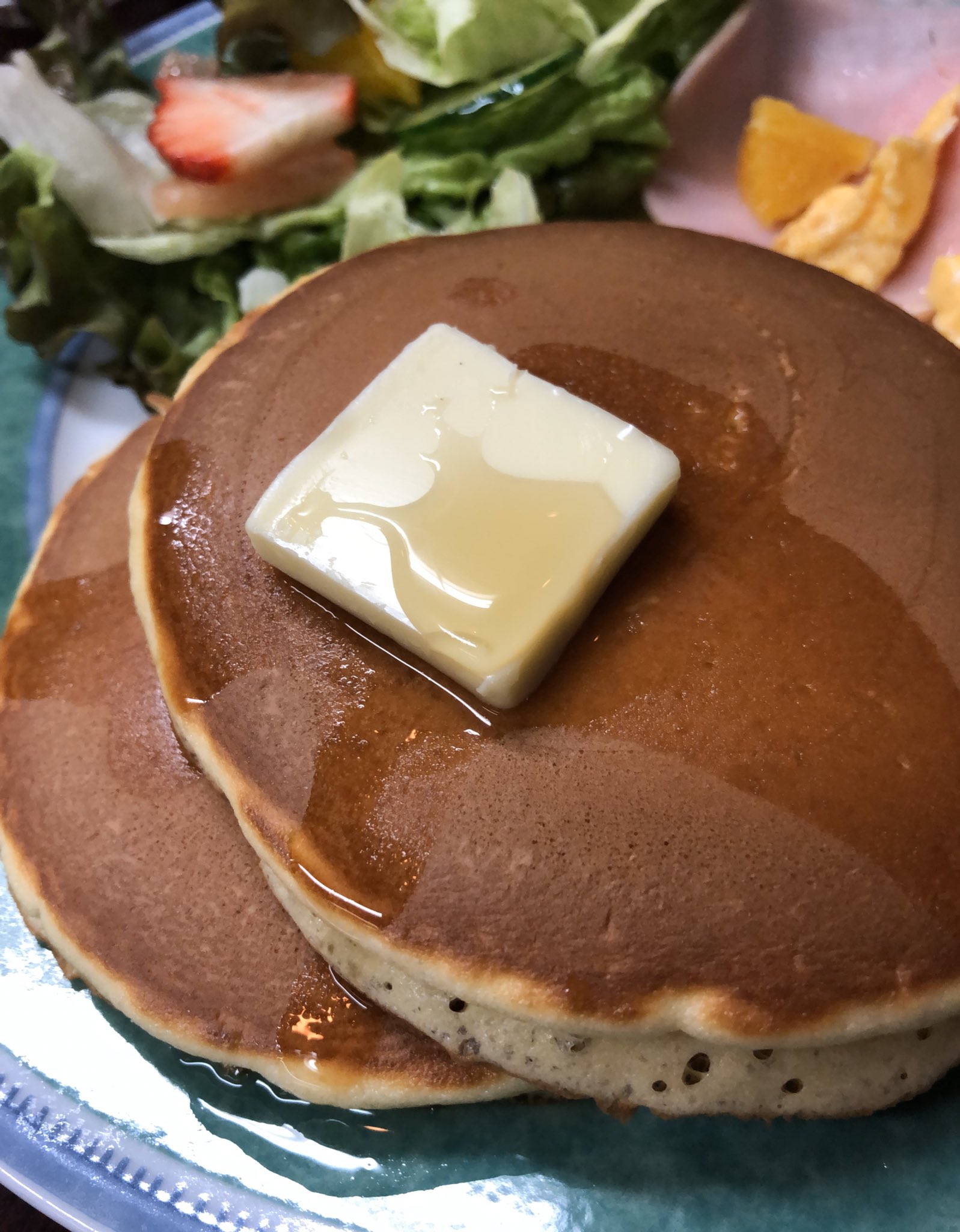 せつないオトナの会 店内の椅子がとても可愛いのですが ホットケーキ以外撮影ngなのです お皿は毎回いろんなのになる 階段の下には数名並んでいました ホットケーキ メープルたくさんかけて バターとかして あー ホットケーキてなんでこんな