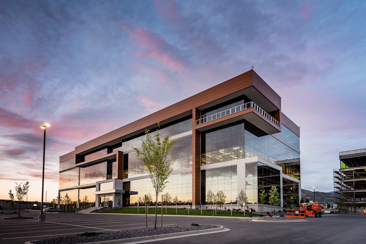 STACK_RE's tweet photo. We hope everyone out there feels a little love today! Happy Valentines from STACK! 💚 #officespace #siliconslopes #architecture #utahrealestate #commercialrealestate #moderndesign #STACKwithus https://t.co/4PUE0rLIui