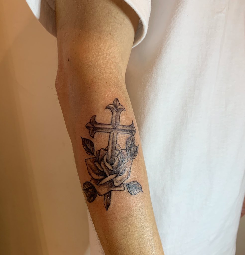 タトゥースタジオ La Perra Negra Tattoo By Aya 薔薇と十字架 Rose And Cross For Japanese Customer Traveljapan Tokyotattoostudio Tokyolofe Travelaujapon タトゥー タトゥースタジオ 東京タトゥースタジオ 東京タトゥー 渋谷 原宿 ブラック