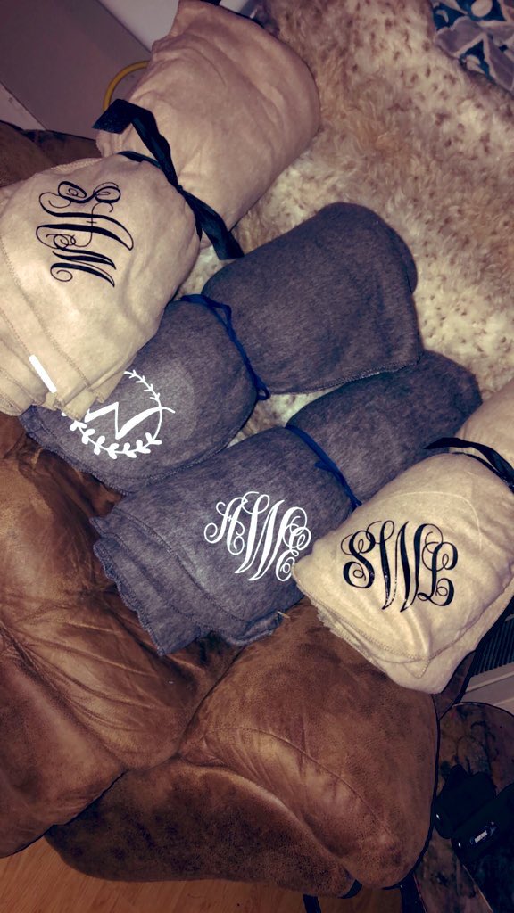 KBesche's tweet photo. From sayings and monograms to even a hand written love note I can make just about anything with a thing of vinyl 🎀 https://t.co/cbnO7qBxC5