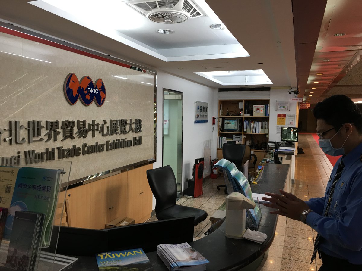 TIFSS_Taiwan's tweet photo. Preventing himself from Coronavirus, now called COVID-19, a faced-masked man is rinsing his hands with an alcohol sanitizer at the entrance to the Taipei World Trade Center Exhibition Hall 1 in Taiwan.
#Taiwan #Taipei #TIFSS #COVID19 https://t.co/3vS6tYTJwK