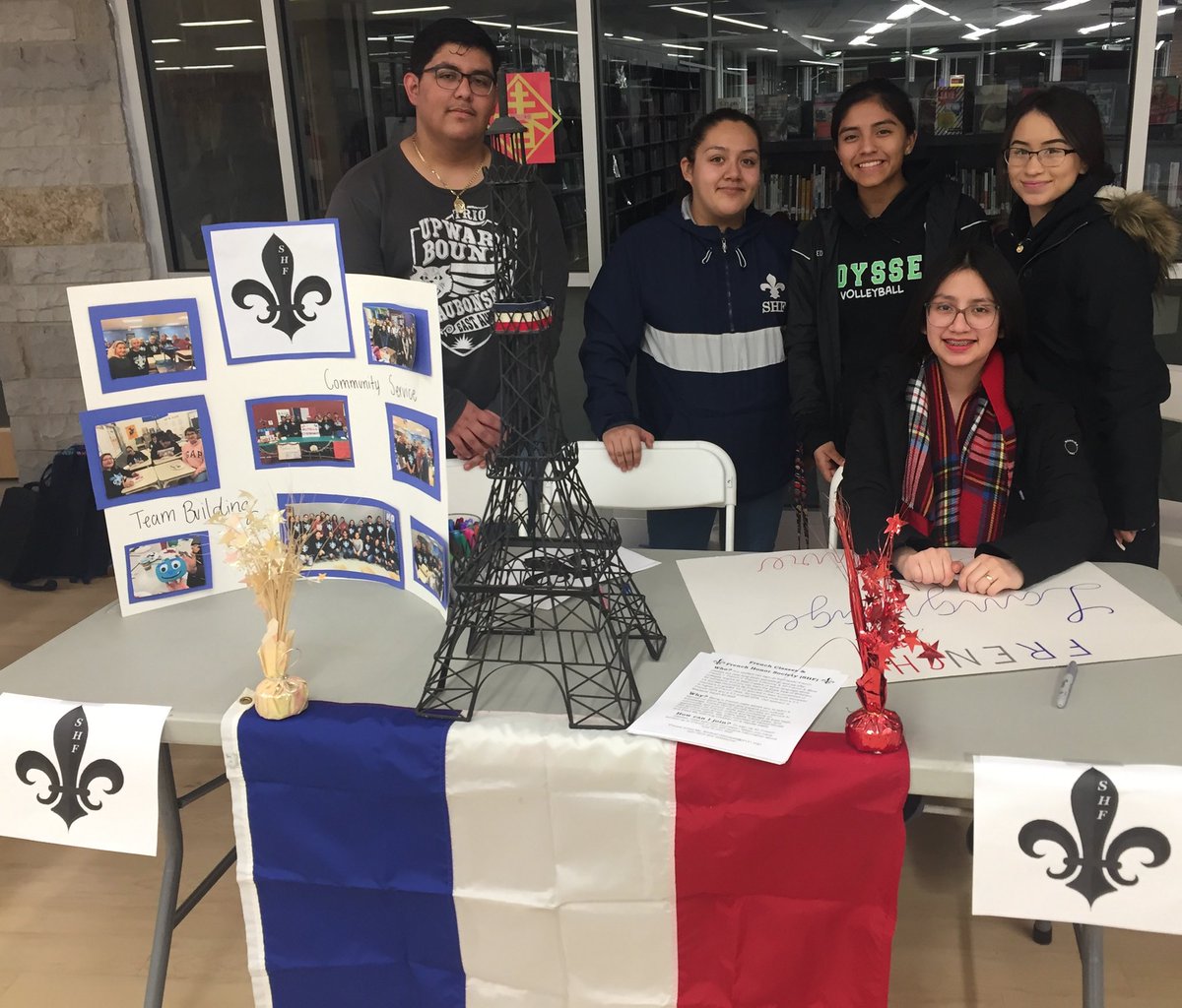 EAHS_SHF's tweet photo. Some of your SHF officers helping out at future tomcat night today! We got to meet and interact with some future tomcats in hopes of sparking some interest within the French language🇫🇷 Bon Travail! https://t.co/VSP7uHpb9q