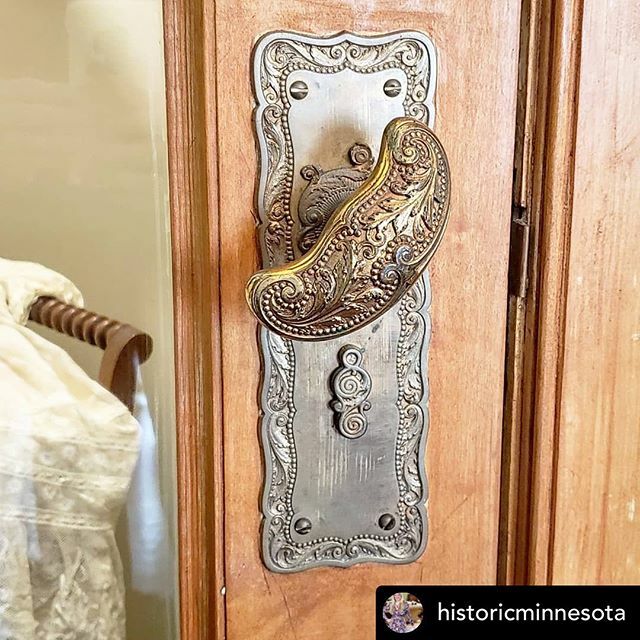 Oldhouselove_'s tweet photo. ⭐️⭐️ #INTERIORTHURSDAYS ⭐️⭐️ This knob is another level!! 💁🏽♀️ Thanks to @historicminnesota for tagging! •••••• I might have worried the tour guide when I got all giddy over these door handles.😮 The guide said these were beneficial for the maids so… https://t.co/v3qx2nnCsk https://t.co/N38iCuoP6B