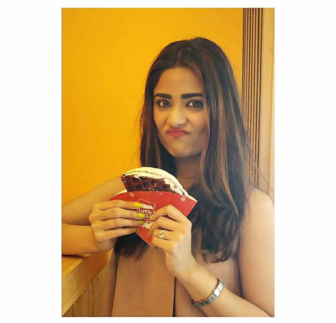 PriyankaOffl's tweet photo. These waffles light up my heart. Good morning peeps!

#foodie #snackgram 🥞 #FridayFeeling #CutenessOverload #PriyankaSharma #Teluguactress https://t.co/5uyPzjfOV7