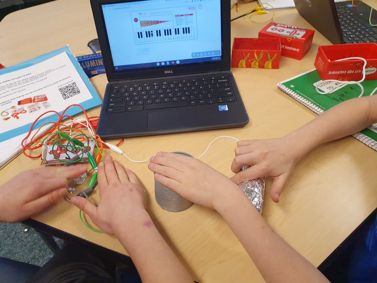 SASMSTEM's tweet photo. Students experimenting with @makeymakey in the #roadrunnerlab. #screamyourtheme week for #magnetschools! @ABQschools @APSLZ1 @MagnetSchlsMSA #stem https://t.co/bp3EpC02dW