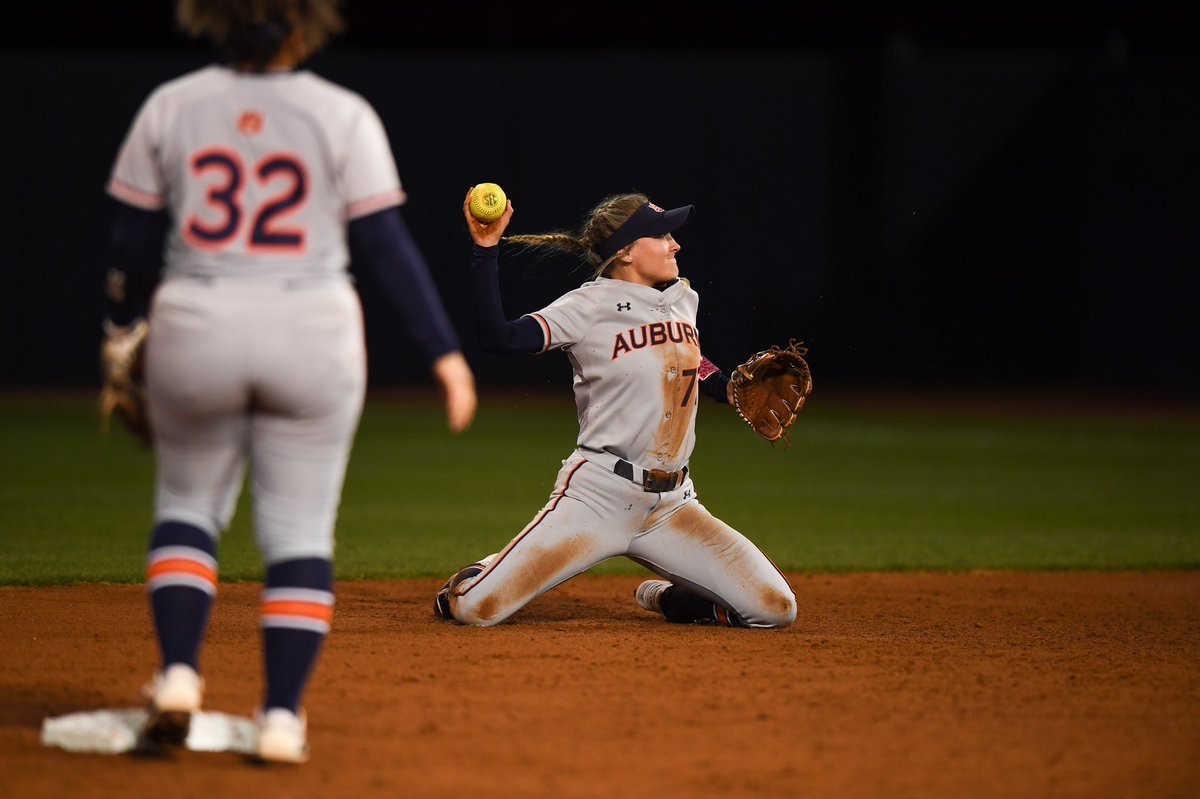 AuburnSoftball's tweet photo. 📸 | New chapter begins tomorrow, keep battling 😤 

#WarEagle https://t.co/B8mwRVRBMt