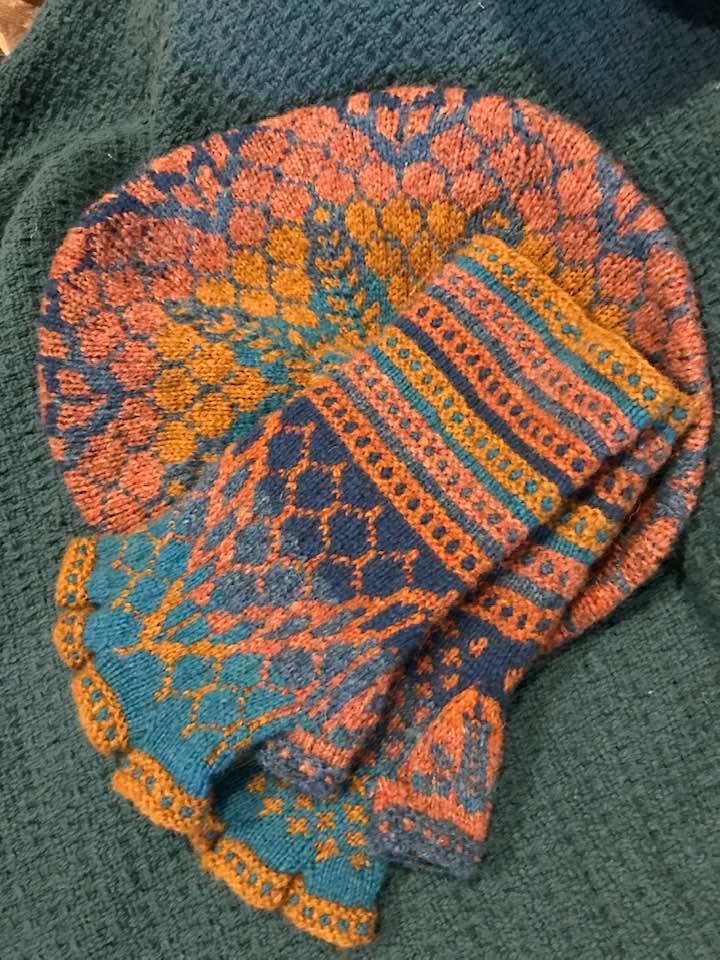 kozfear's tweet image. Finished this Damselfly set of gloves &amp;amp; beret, reverse colors, still unhappy with stitch definition but getting better. :)
#Knitting
#StrandedColorwork
#AliceStarmore