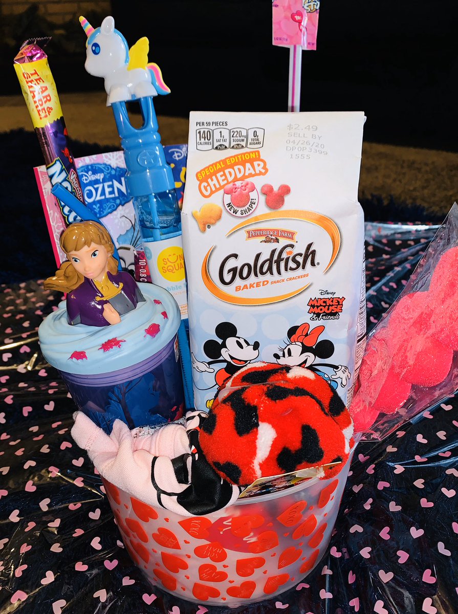 WatsUpSwagg's tweet photo. #ALovingTouch
#ValentineLOVEBaskets 💗💝
This is just one of those $20 dollar baskets kids baskets . This little Valentines loves Elsa and Minnie Mouse. ❤️💗 https://t.co/DkgDJMbLsb
