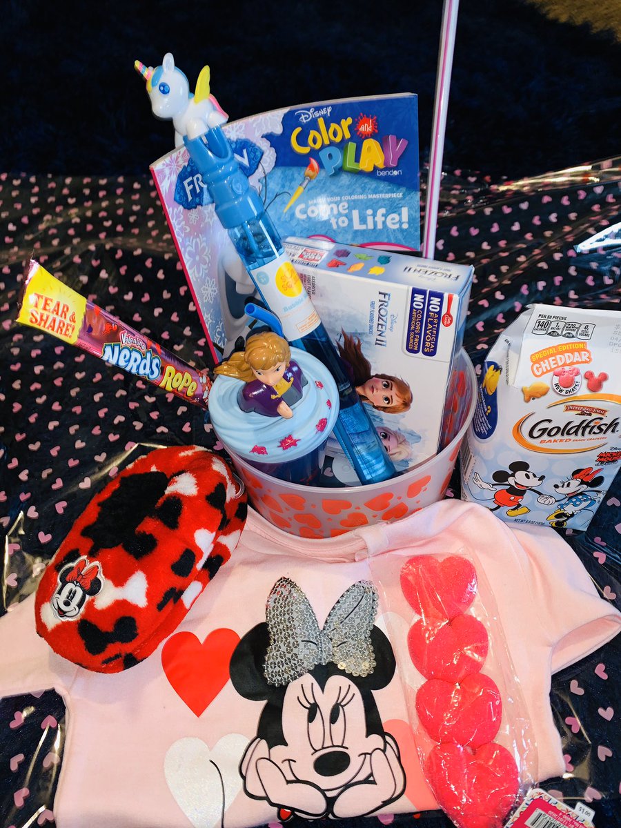 WatsUpSwagg's tweet photo. #ALovingTouch
#ValentineLOVEBaskets 💗💝
This is just one of those $20 dollar baskets kids baskets . This little Valentines loves Elsa and Minnie Mouse. ❤️💗 https://t.co/DkgDJMbLsb
