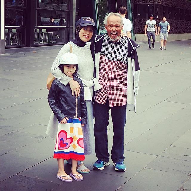 halaaLifeCT's tweet photo. Happiest 87th bday to our uncle, the Oupa to our kids, Wa @satdaud ❤️
Far in distance but closest at heart ♥️ Pic: #tb Dec 2018, Yarra River, melbourne

Both Indonesian that destined to live overseas. Uncle is in 🇦🇺 since 1960s and I am in 🇿🇦 since 2004.… https://t.co/9xE0ZLiuXA https://t.co/GOuacXXa58