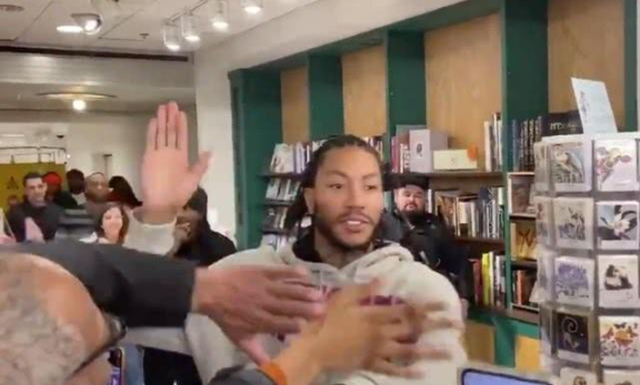 羅斯現身芝加哥引MVP吶喊，名記曝他有望回到公牛，還要退役1號球衣！-黑特籃球-NBA新聞影音圖片分享社區