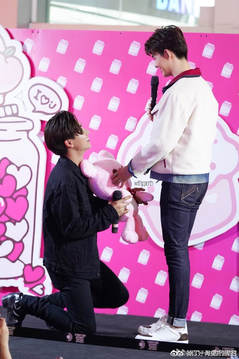 Pyj35244464's tweet photo. Love u perthsaint🖤❤️#ValentinePromises https://t.co/13D7u5yNwQ