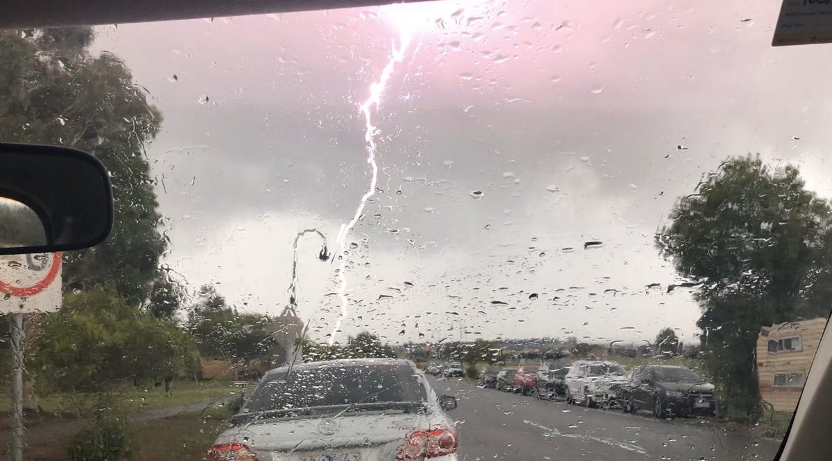 SarahLLIFS's tweet image. Caught this while waiting for my boys at school pick up in Berwick!  No filter or alterations used.  No need.  Mother Nature is beautiful #melbourneweather #melbweather #vicstorms