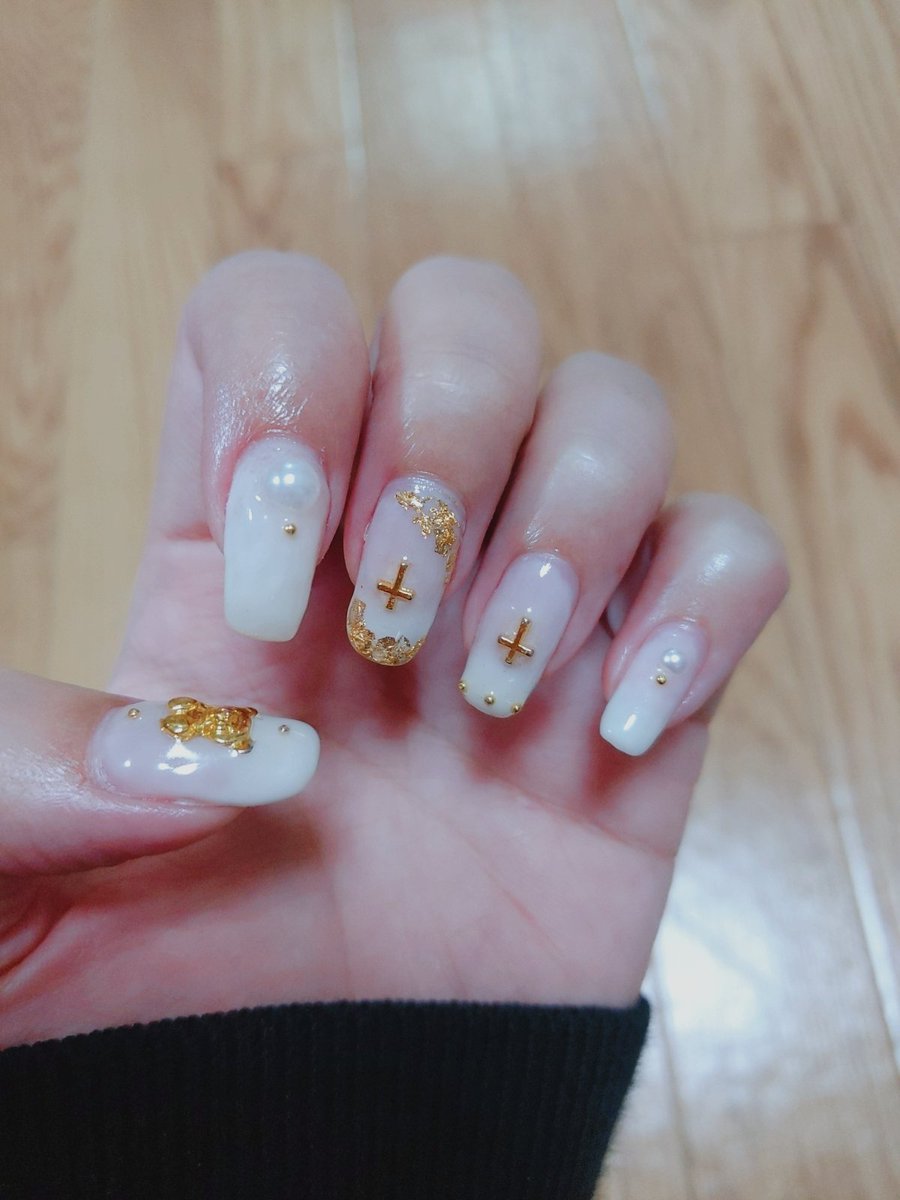 こないだ人差し指の爪が完全に折れてしまい、ショック…😭だったので、ポリジェル?もどき?を買って長さだし初挑戦してみました。なんかさ……科学と美容すげー…。ここまでやるか?ってことやってんだね。すごく分厚くなったんだけど、こんなもんなのかな?もっと薄くやるのかなー。薄くできねー。 