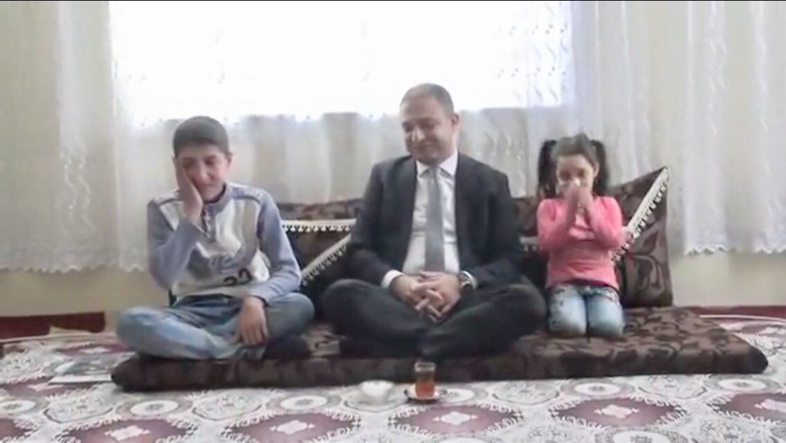 bingol_fatih's tweet photo. Kaymakam dediğin böyle olur syn kaymakamımıza vana SIM olsun  🙏🙏🙏 https://t.co/HqLGSIxFcP