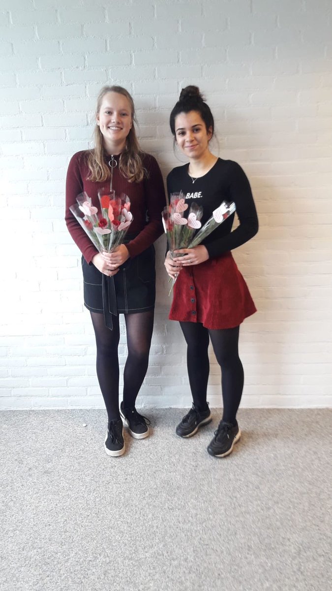 Deze toppers organiseerden vandaag de rozenactie! Vol verwachting klopte vandaag daarom menig hart. Wie wil jij stiekem een 🌹 geven of van wie ontving jij er een? #happyvalentine