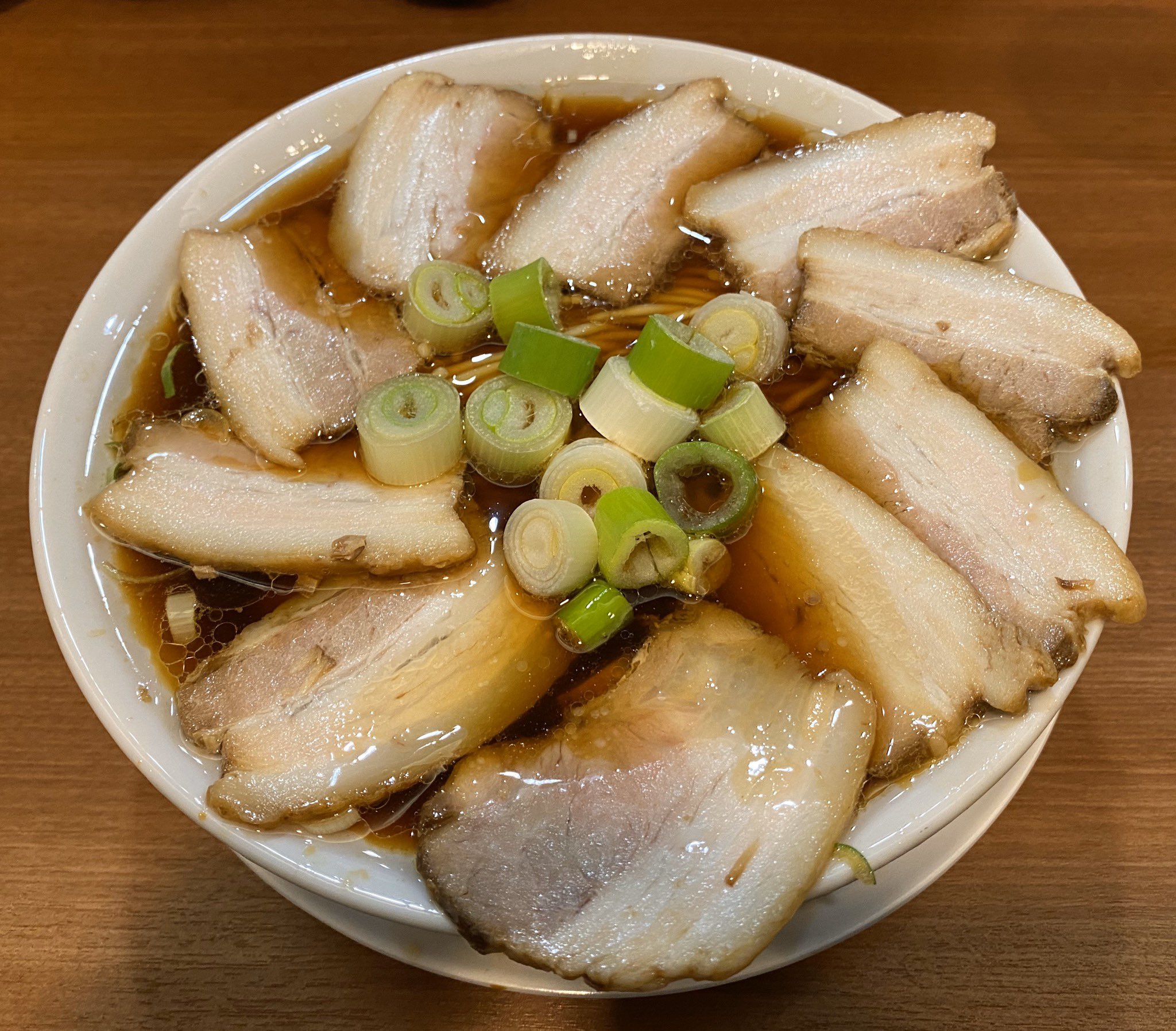 愛知名古屋ラーメン好き 濃厚中華そば 佐とう チャーシュー中華そば 中華そばの名店 佐とうさんです 丸の内にあるので サラリーマンにも人気ですよね 濃厚なたまり醤油から作られたスープは くどくなくコクがあり絶品です 濃厚中華そば佐とう