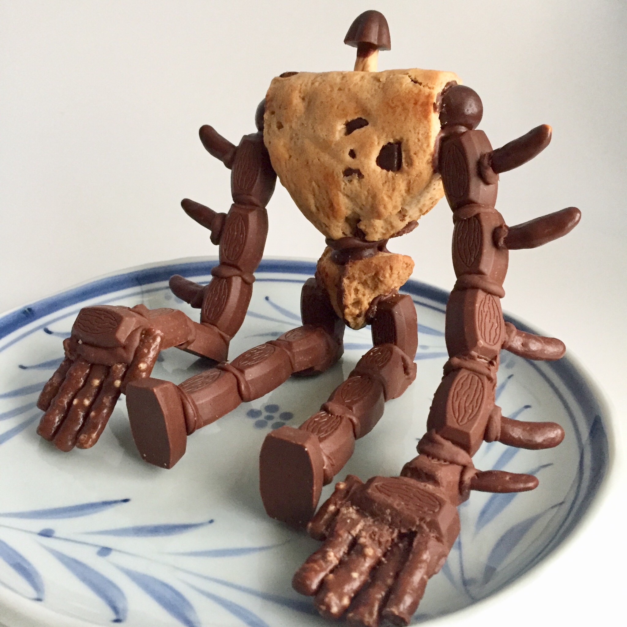 お菓子でできたラピュタのロボット兵がすごい 身近なお菓子で作ってしまうセンスが素晴らしい 話題の画像プラス