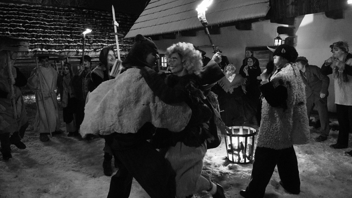 rtvs's tweet image. V múzeu slovenskej dediny v Martine sa minulý týždeň nakrúcali jedny z posledných scén pripravovaného filmu Fašiangy, ktorého predlohou scenára je novela Františka Švantnera – Piargy. Foto: Mayo Hirc, Viac: bit.ly/RTVSFasiangy