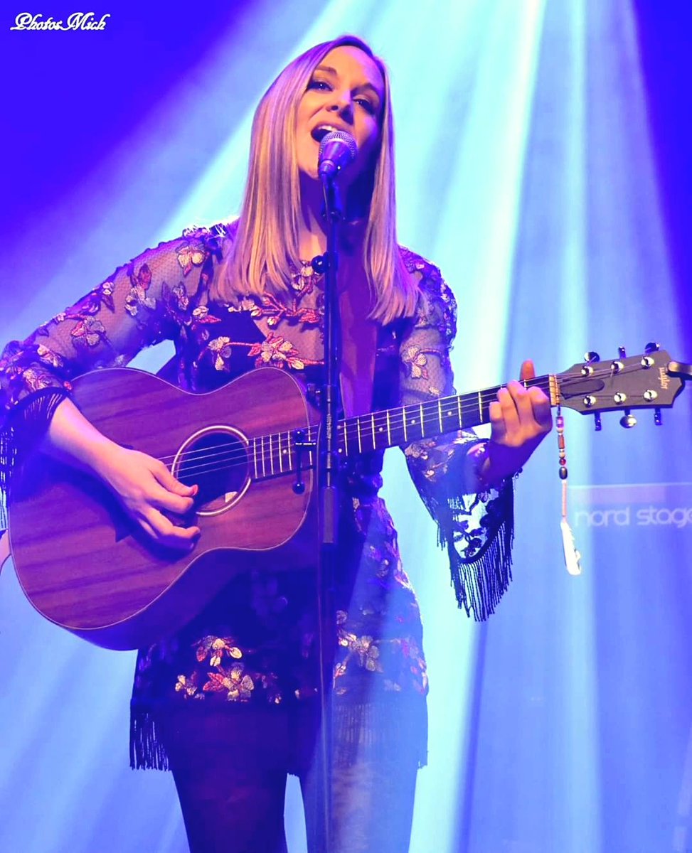 AzilizManrow's tweet photo. Vos voix m'offrent le "Highway Fm Award" de la meilleure auteure et compositrice 2019 !
Quel beau cadeau, mille mercis à vous toutes et tous !

Lien des résultats :
https://t.co/xsFJdlj7Cm

#awards #songwriter #bretonne #azilizmanrow https://t.co/vXBL1Q3oWs