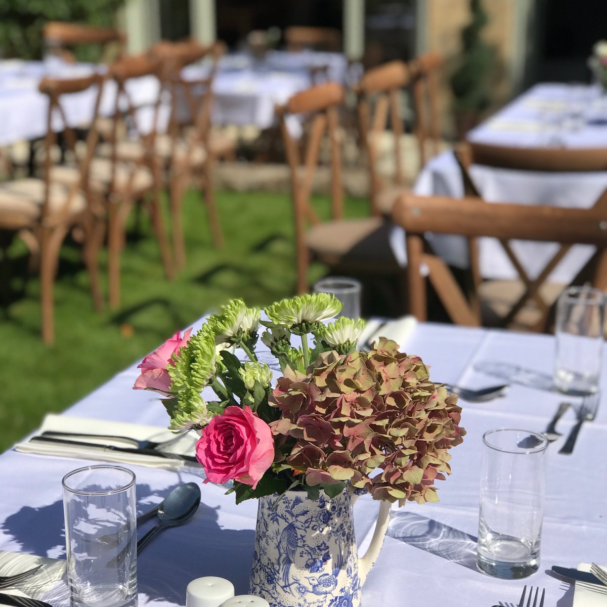 Feeling the love for our #crossbackchairs on #ValentinesDay #Furniturehire #weddingfurniture #weddingchairs #chairhire #eventprofs 🥰👫👭👬 💞