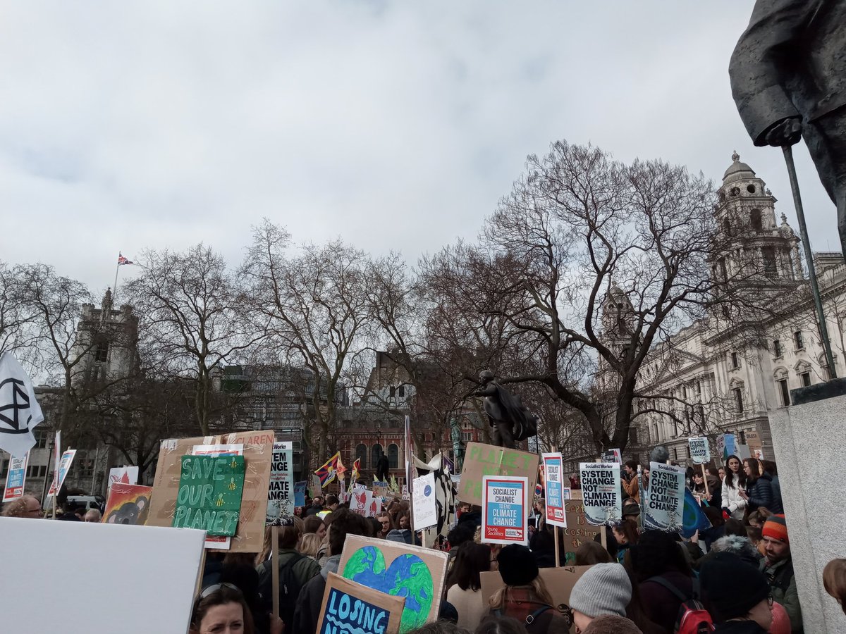 recyclops98's tweet photo. Large crowds for @Strike4Youth in London! #ClimateStrike https://t.co/rBSl7kYq3P