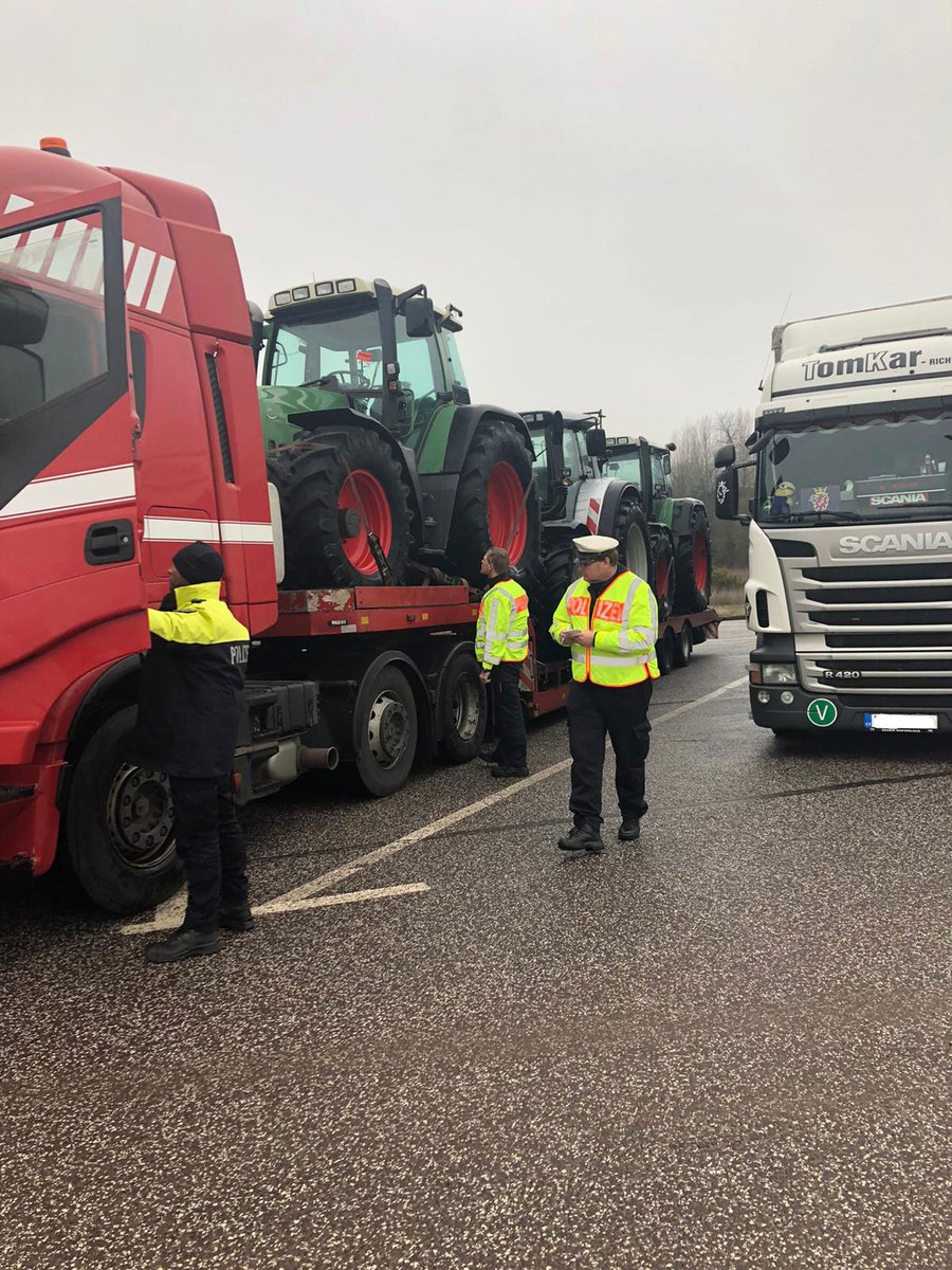 Polizei_MD's tweet photo. #TISPOL #A2
Ladungssicherung? Bremsen okay?
Hier sagen die Kollegen ganz klar: Nein❗️
Deshalb wurde diesem Gespann die Weiterfahrt untersagt. 👮♀️👮♂️☝️ https://t.co/cwZVDQvW5G