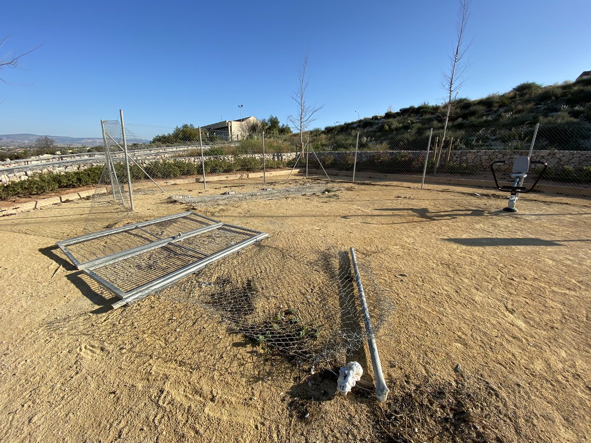 podemalacant's tweet photo. 🗓 Esta mañana hemos visitado Colonia Requena con sus vecinos y vecinas.

🏗 Tienen instalaciones que llevan años sin ni siquiera inaugurarse, por lo que los jóvenes han roto la valla para poder utilizarlas.

👎🏼 Los servicios de limpieza brillan por su ausencia... https://t.co/GGcz55QcaX