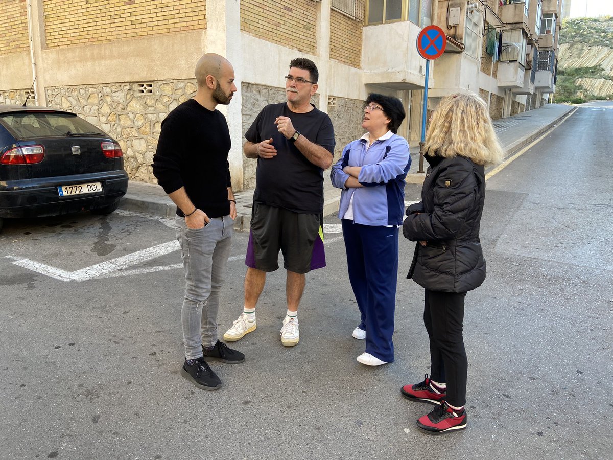 podemalacant's tweet photo. 🗓 Esta mañana hemos visitado Colonia Requena con sus vecinos y vecinas.

🏗 Tienen instalaciones que llevan años sin ni siquiera inaugurarse, por lo que los jóvenes han roto la valla para poder utilizarlas.

👎🏼 Los servicios de limpieza brillan por su ausencia... https://t.co/GGcz55QcaX