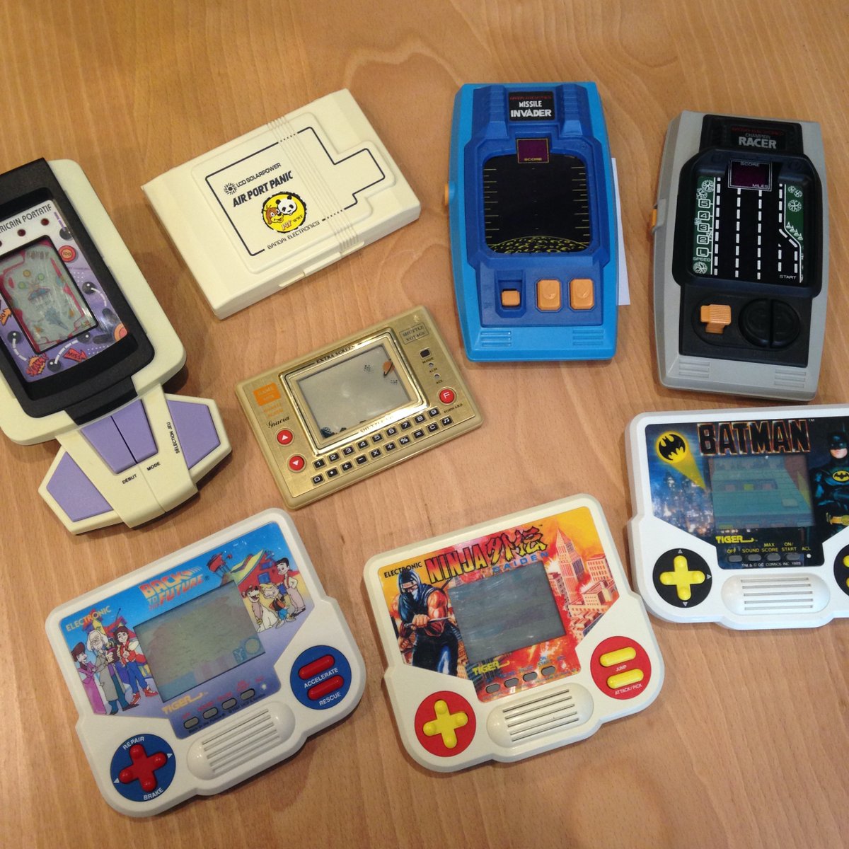 lecoffreapixels's tweet photo. Des Bip Bip et des Tulululuuu, des ZZZZZ et des Tititititi, voilà un petit arrivage tout en sonorités !
#electronicsgames #Tiger #bandaï #retourverslefutur #batman #ninjagaiden #retrogaming #lecoffreapixels #ruevictorhugorennes #rennes #bretagne https://t.co/WbYfUm8XtU