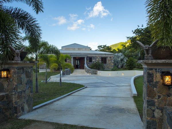 RentVillaStJohn's tweet photo. St. John is a #fabulous #tourist_destination_in_the_USVI with a #tropical_climate, #beaches, #reefs and #verdant_hills and eateries for #tourists. St. John, #US_Virgin_Island offers #luxury_villa_for_Rent in ST. John, USVI at pocket-friendly prices.  https://t.co/PYil9gBpN6 https://t.co/iykHvZd2rp