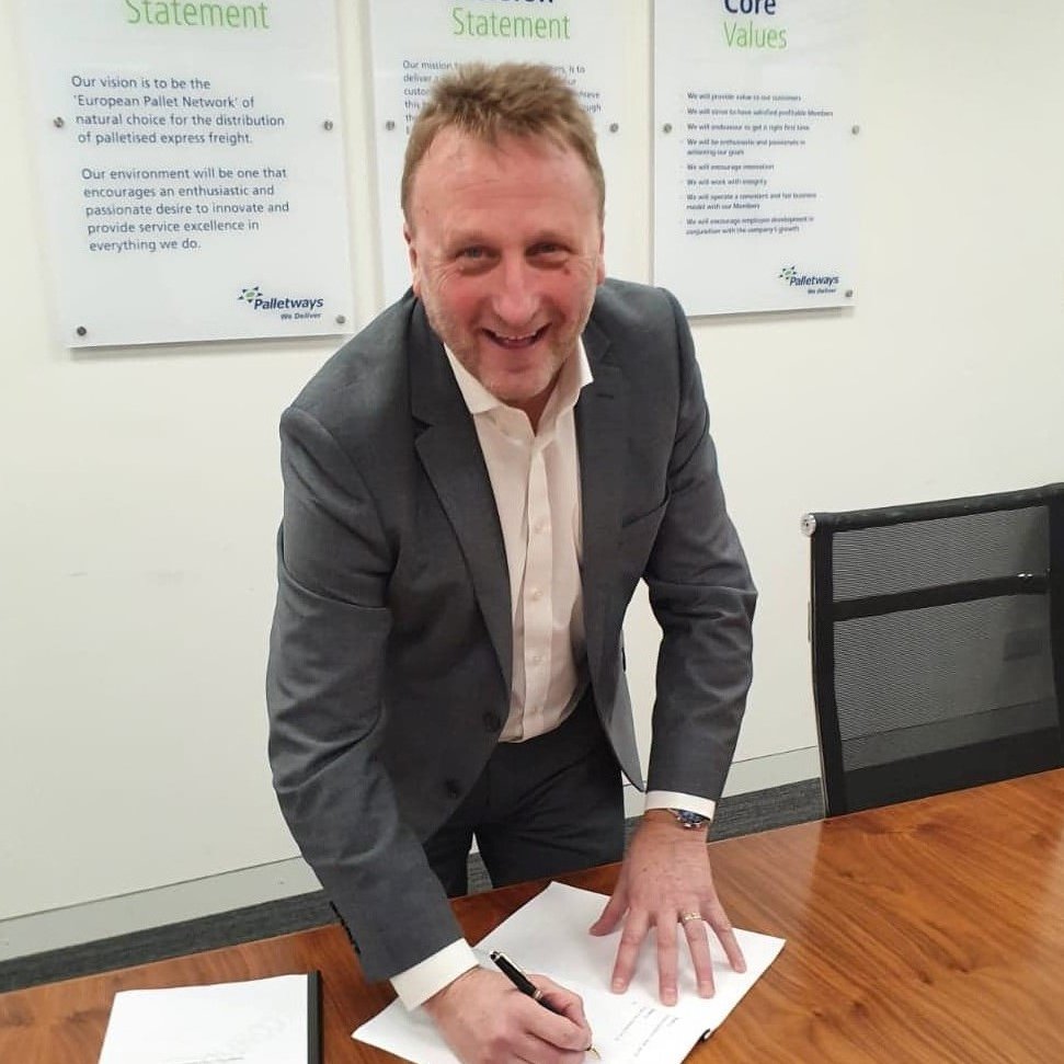 PalletwaysUK's tweet photo. A fantastic week that shows the strength of our network. Our MD Rob Gittins signing 2 new member contracts on the same day! #networkgrowth #palletwaysfamily https://t.co/L9tKopMPcO