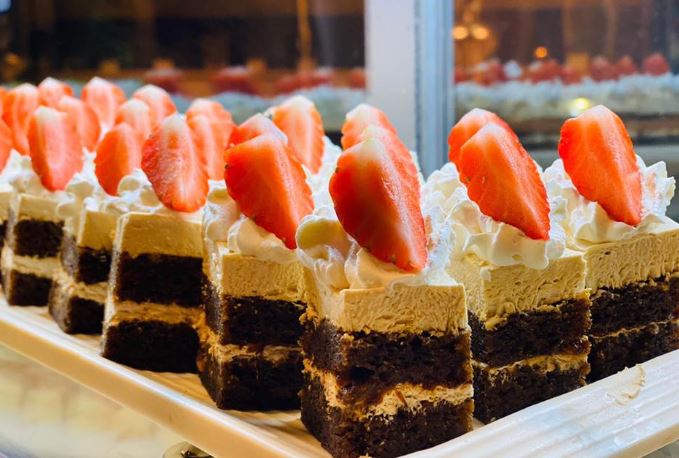 CosmoManchester's tweet image. 💓 Happy Valentines Day, Manchester! 💓 

We think you’ll love the 12-metres of desserts we have here at COSMO - the perfect sweet treat for your Valentine

#ValentinesDay