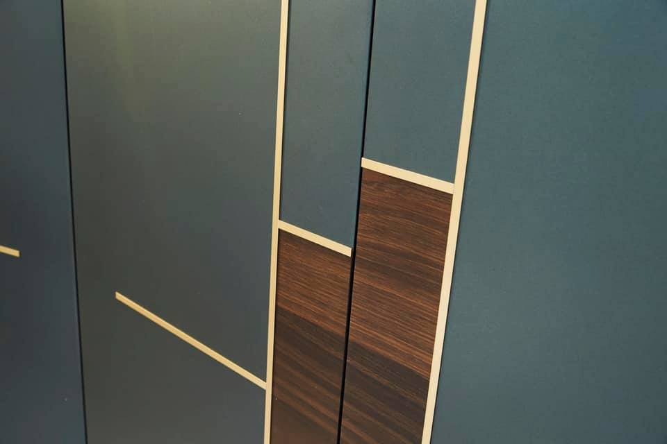 Fimescompany's tweet photo. l'originale finitura metallizzato #pavone per l' #armadio Deco https://t.co/gSUn3n6c79